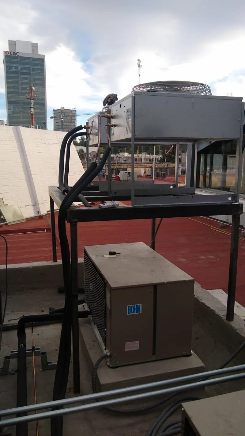 Unidad exterior y herramientas de mantenimiento — MR Refrigeración en Guadalajara