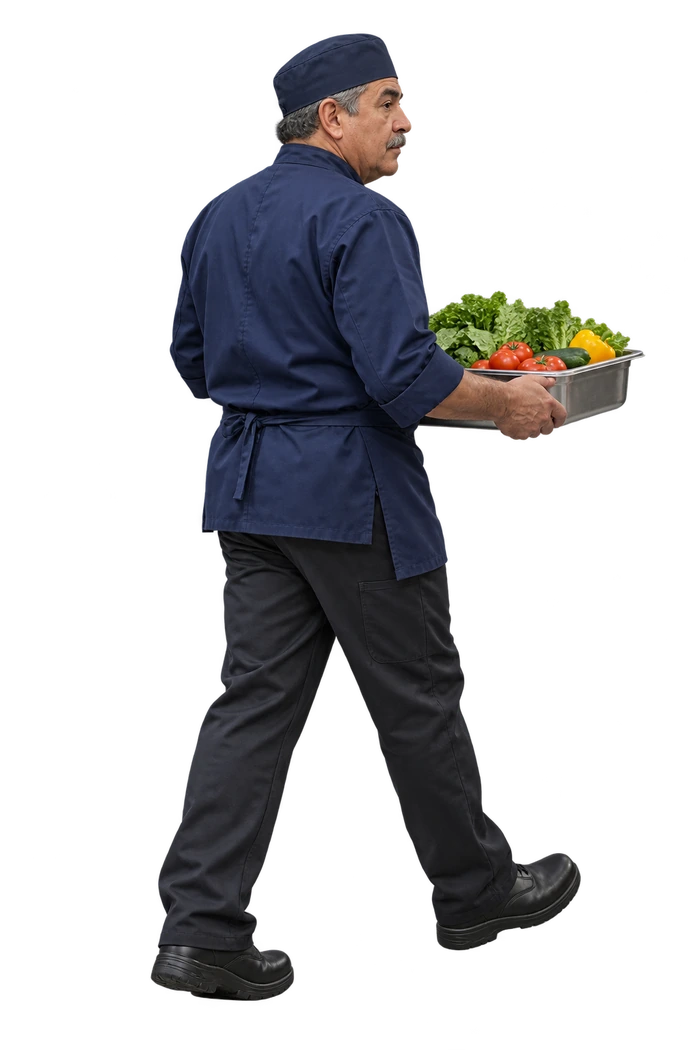Supervisor de comedor entrando con ingredientes a la cámara fría