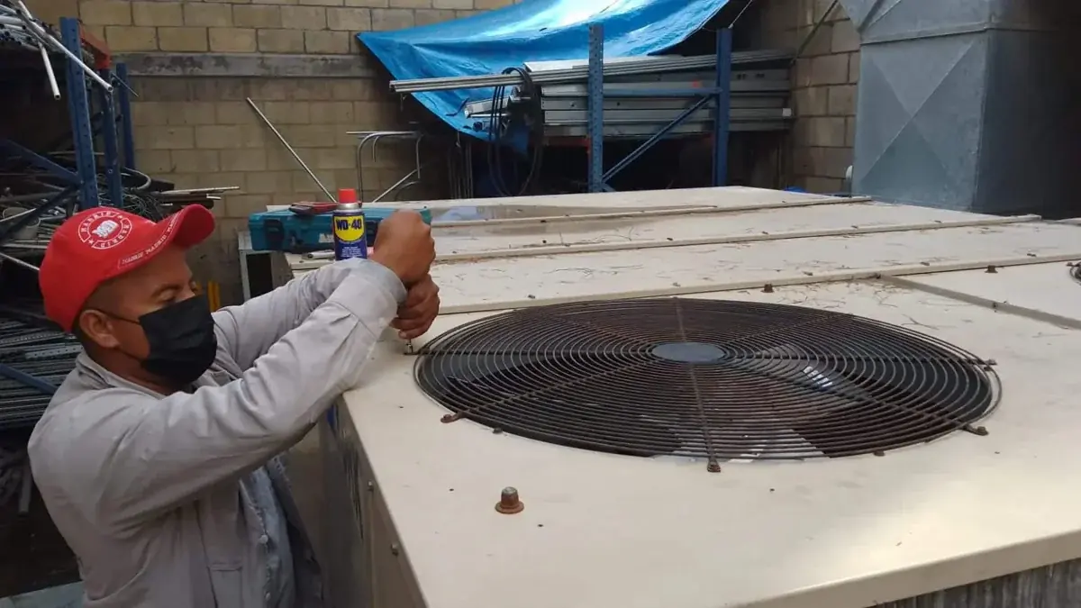 Revisión con termómetro infrarrojo de una unidad condensadora de refrigeración