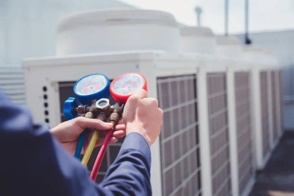 Manómetros conectados a un equipo durante una revisión de refrigeración