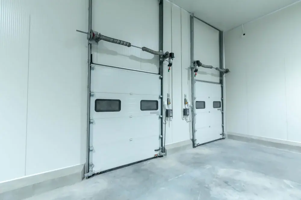 Puertas de cámaras frías con herrajes y tuberías de refrigeración