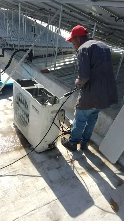 Mantenimiento de un equipo instalado en la azotea de un edificio