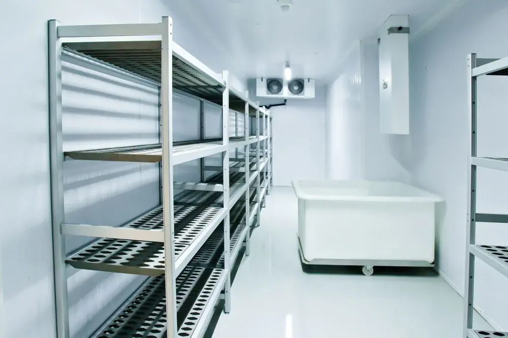 Estantería metálica dentro de una cámara fría con evaporador de refrigeración