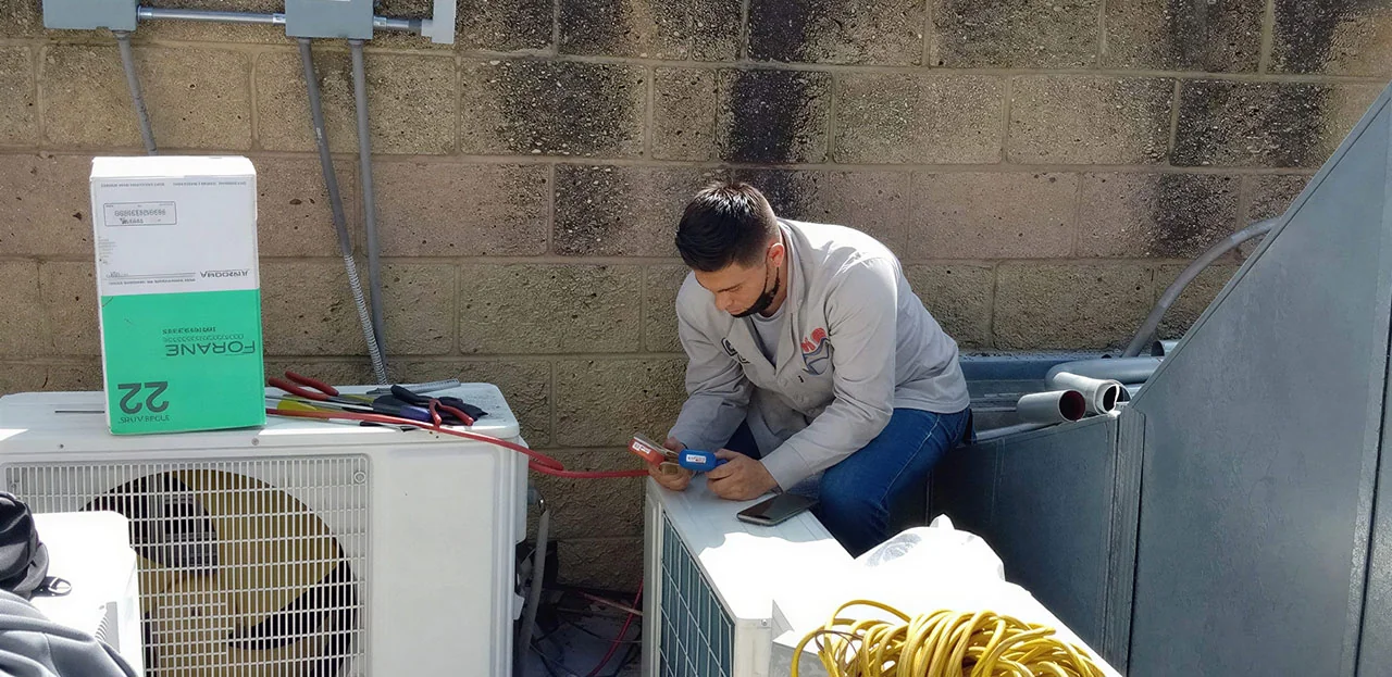 Mantenimiento de unidades condensadoras exteriores — MR Refrigeración en Guadalajara
