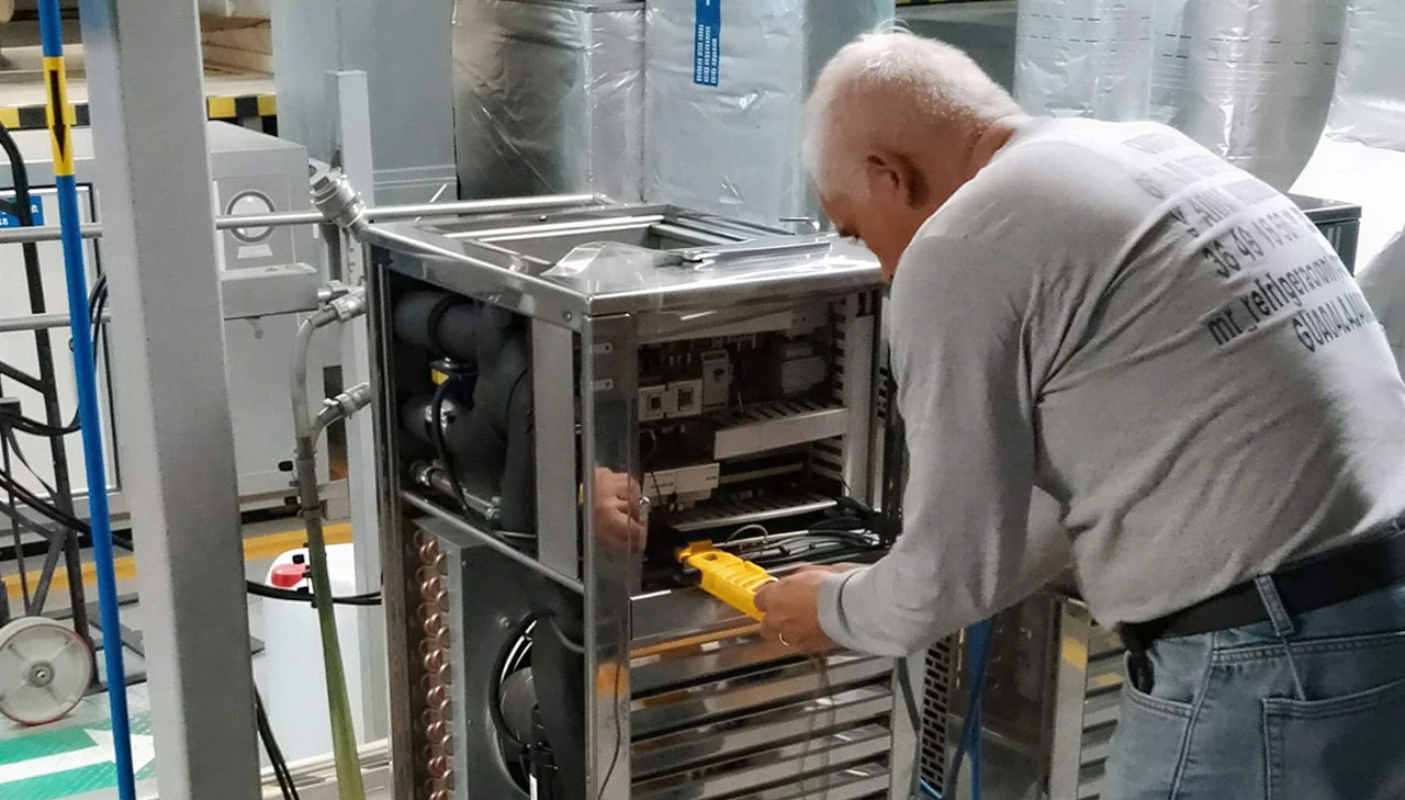 Mantenimiento de equipo industrial junto a conductos — MR Refrigeración en Guadalajara