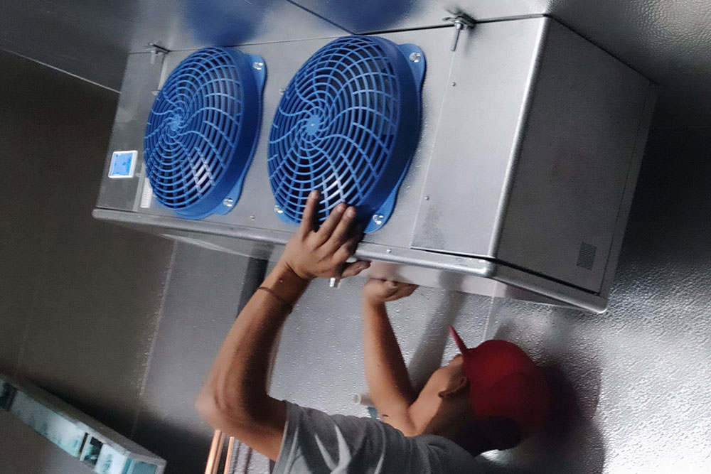 Evaporador de tres ventiladores azules en cuarto frío para cámaras de refrigeración en Guadalajara