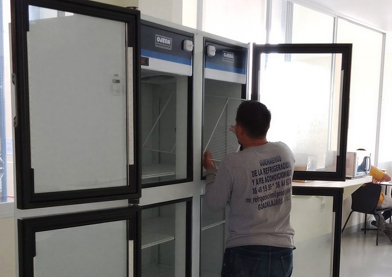 Gabinete frigorífico con puertas de cristal — MR Refrigeración en Guadalajara