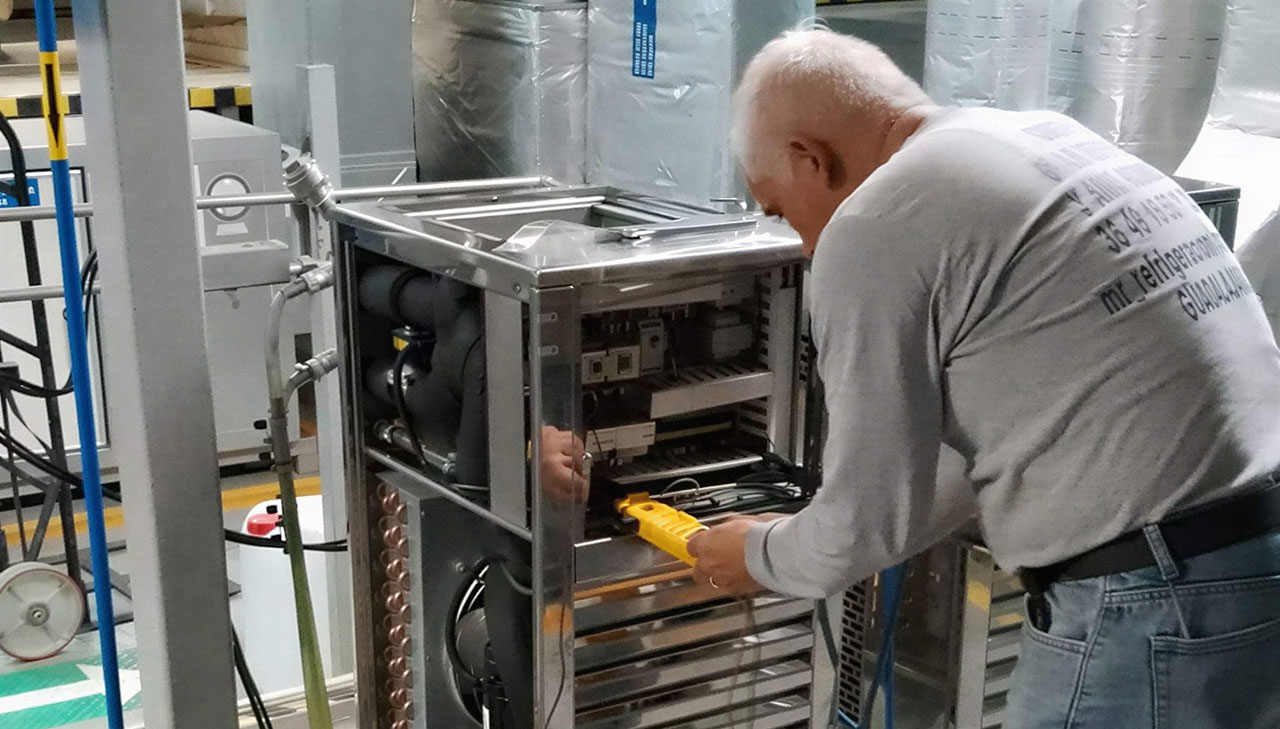 Mantenimiento de equipo industrial junto a conductos — MR Refrigeración en Guadalajara