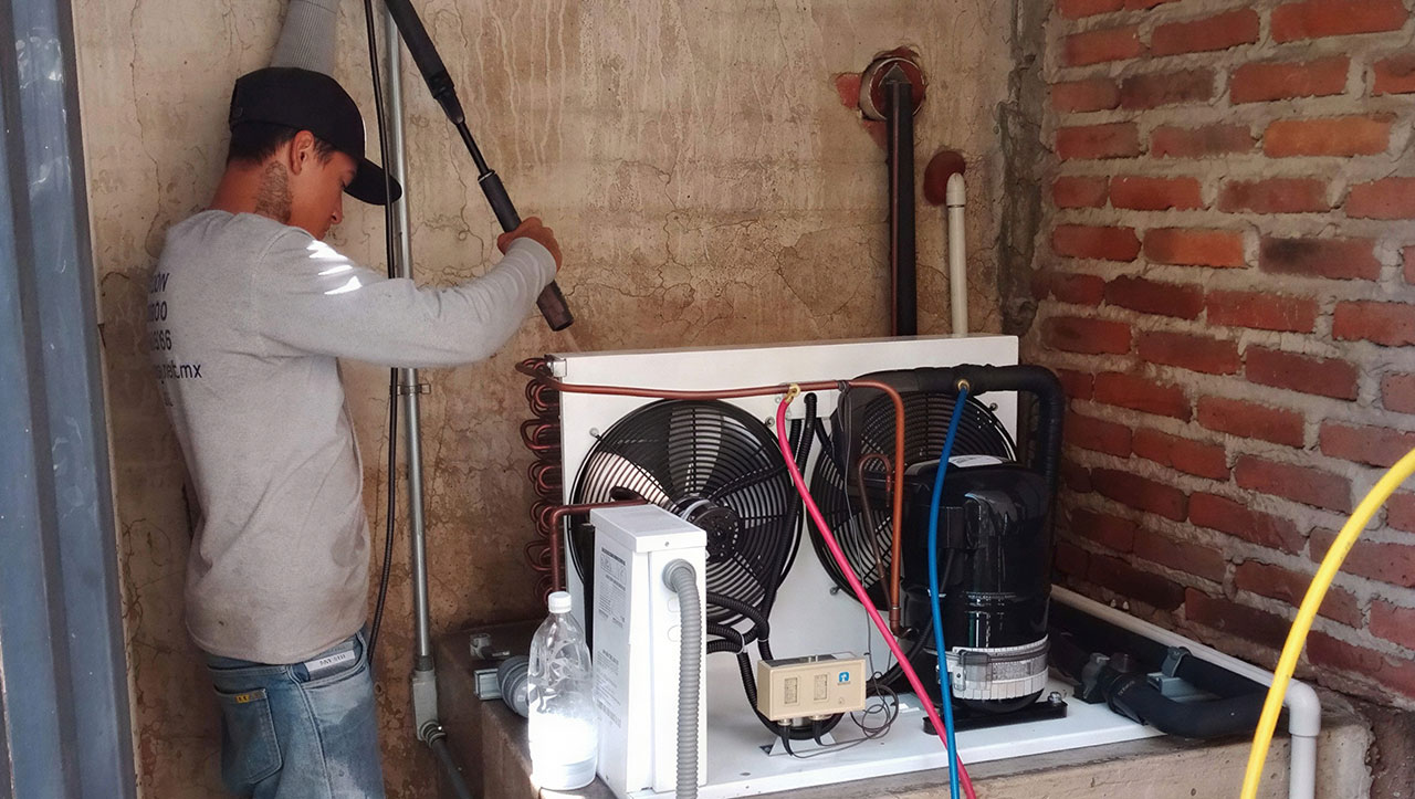 Unidad condensadora y conexiones de refrigeración — MR Refrigeración en Guadalajara
